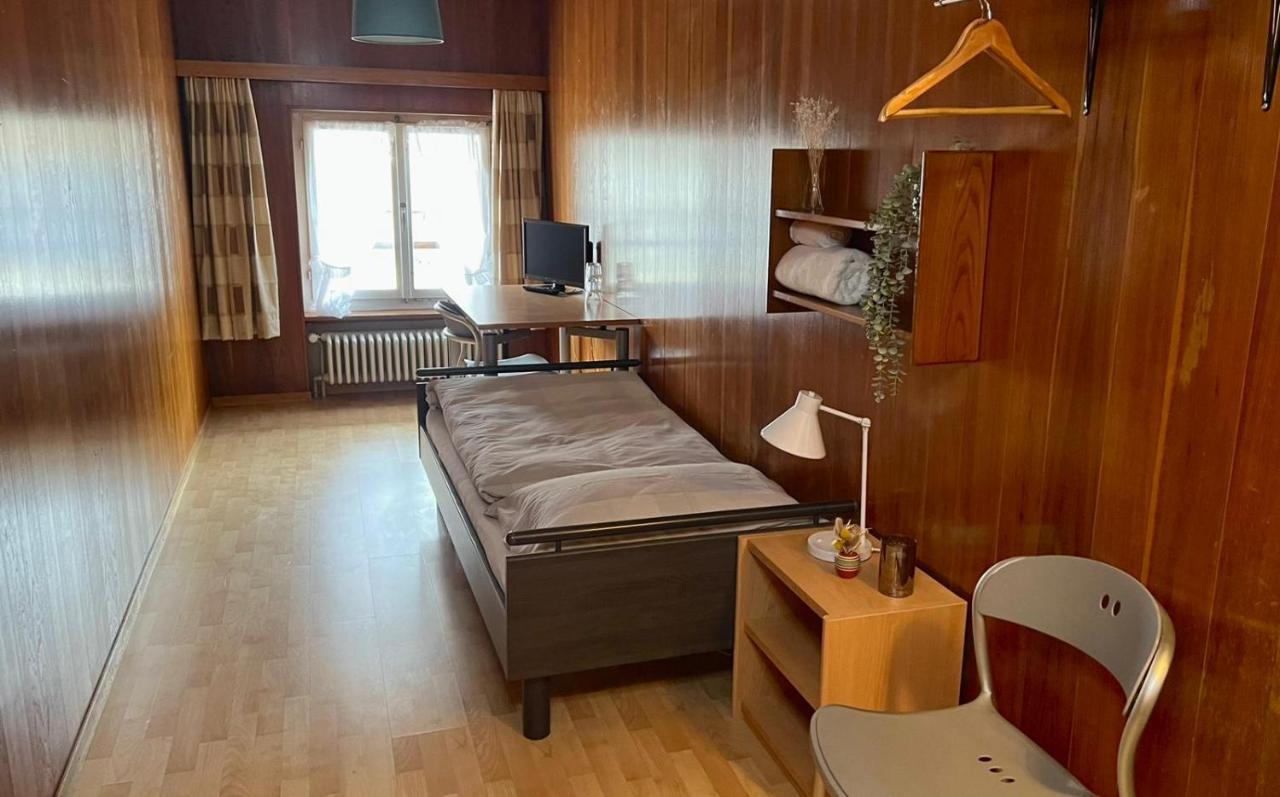 Hotel Jaeger Муртен Стая снимка